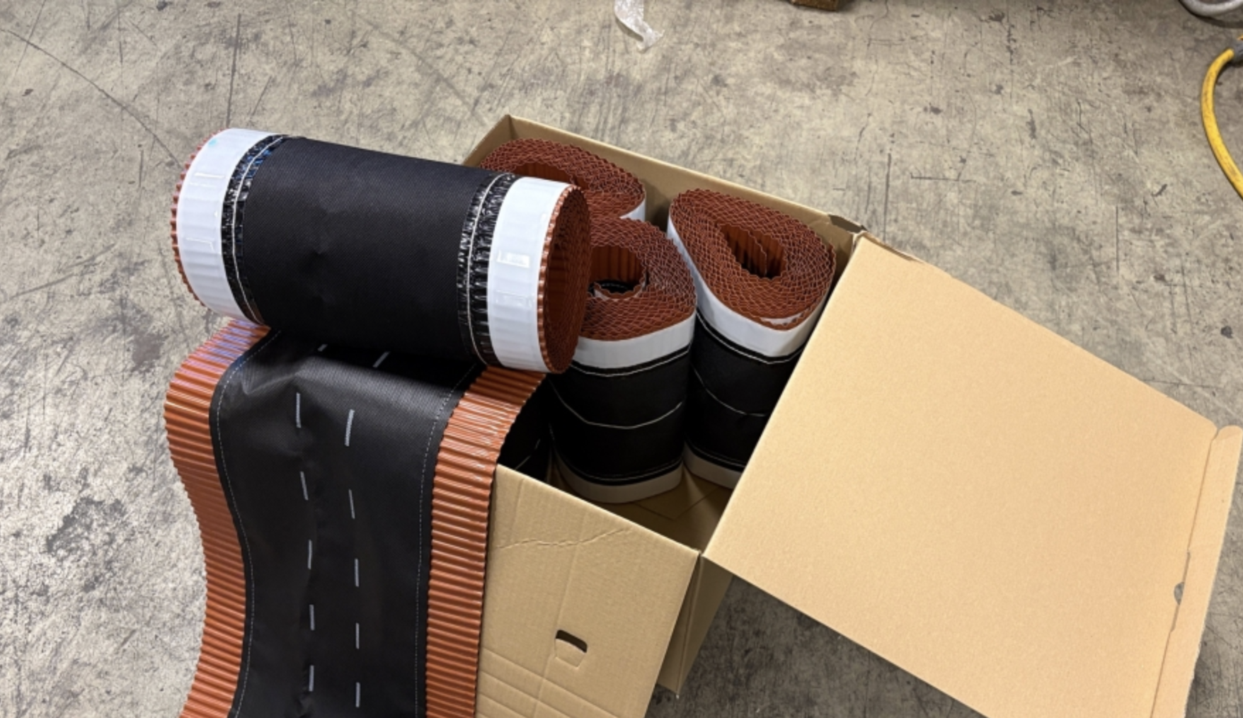 Ventilerande nockband på rulle, färdigt för leverans till takläggare